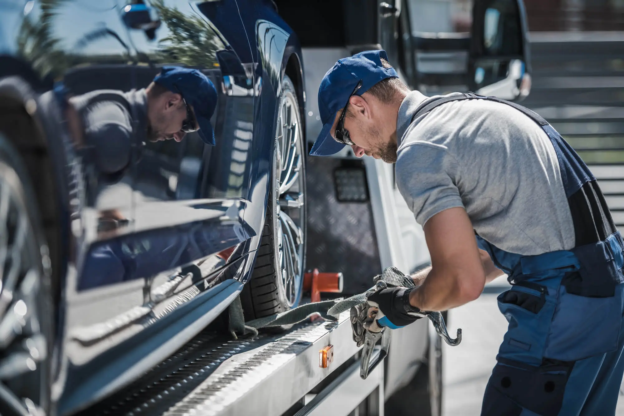 Tow truck driver securing loaded car for safe deli 2026 01 08 22 18 33 utc.jpg